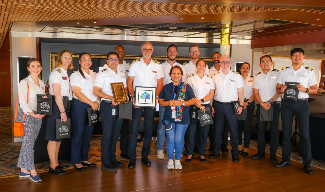 Directora de Corsatur, Alejandra Durán, entregan un reconocimiento a la tripulación del Volendam durante su llegada al puerto de Acajutla. (Cortesía: Secretaría de Prensa)