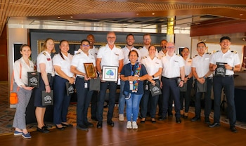 Directora de Corsatur, Alejandra Durán, entregan un reconocimiento a la tripulación del Volendam durante su llegada al puerto de Acajutla. (Cortesía: Secretaría de Prensa)