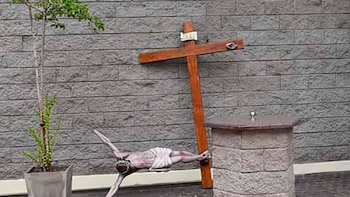 Robaron y provocaron destrozos en