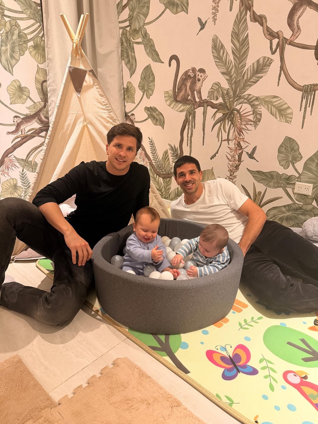 Gianluca y Giovanni Simeone posan sonrientes junto a sus hijos Faustino y Tullio