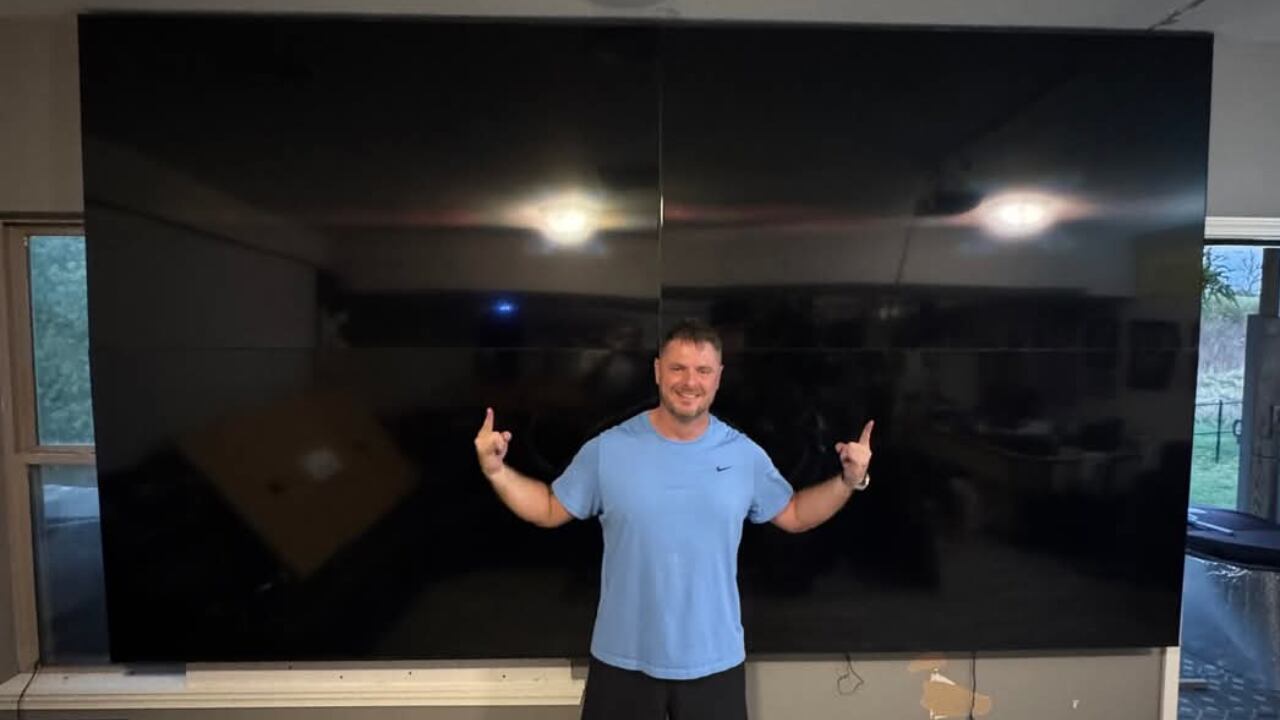 Un hombre invierte más de 4.000 dólares en cuatro televisores OLED para crear una pantalla gigante en su sala. (Reddit)