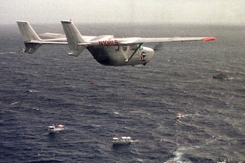 Un avión de Hermanos al Rescate vuela sobre la flotilla del Movimiento Democracia en el límite de 12 millas al norte de La Habana, Cuba, el 10 de julio de 1999 (AP/Alan Diaz, Archivo)