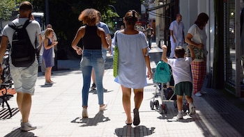 Testimonios imprecisos y fotos en duda: un tribunal revocó un fallo y absolvió a una vecina por una caída en la vereda