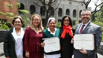 El IMSS reconoce trayectorias ejemplares de un médico y una enfermera