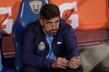 El exentrenador del Guadalajara, Veljko Paunovic, durante el partido de vuelta de los cuartos de final del torneo Apertura 2023 de la Liga MX, en el que su equipo fue goleado por Pumas (3-0). EFE/Isaac Esquivel