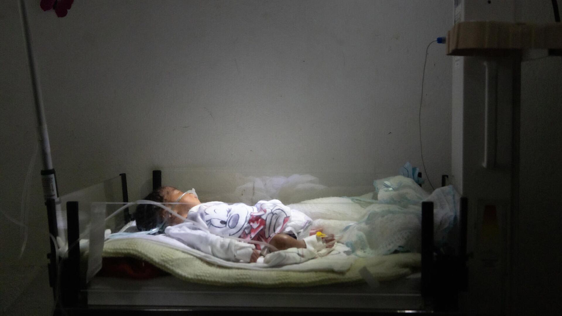 Los hospitales de Puerto Príncipe han sido saqueados, cerrados o se han quedado sin personal y suministros, lo que ha dejado al Hôpital Universitaire de la Paix como el último gran hospital público que sigue funcionando en la capital. En enero de 2025, el bebé Joseph, que nació prematuramente, sobrevivió gracias a una incubadora suministrada por UNICEF (Foto: Patrice Noel/UNICEF)