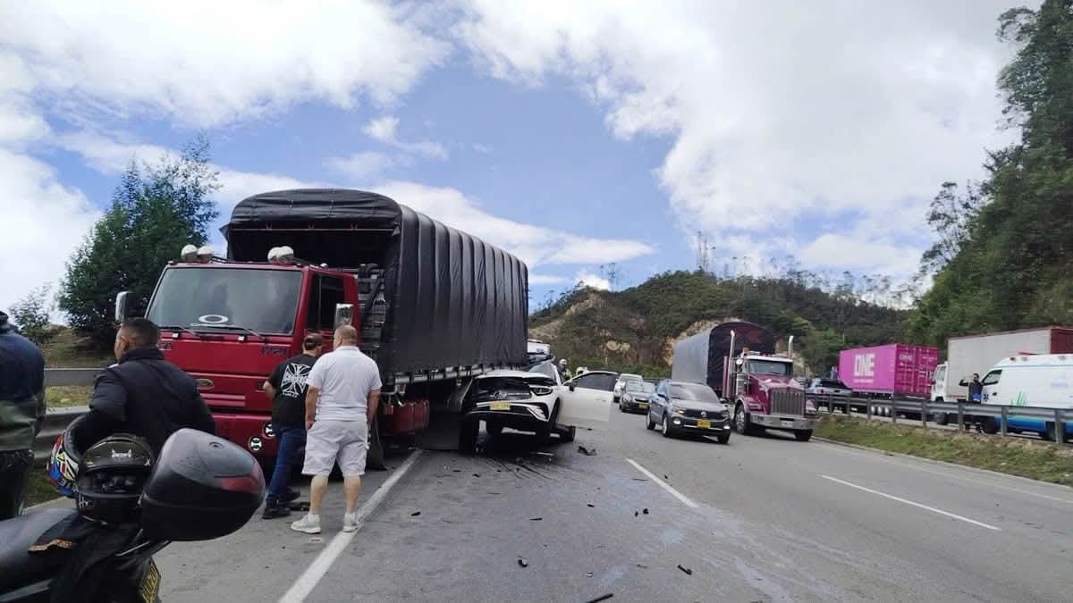 Se registró siniestro vial con fatalidad en la vía Bogotá - Girardot, en el sector Alto de Rosas. Involucró camión y camioneta, dejando como resultado lamentable una persona fallecida - crédito @PasaenBogota/X