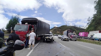 Choque entre una camioneta y un camión en la vía Bogotá-Girardot dejó una mujer muerta: revelan video del momento exacto del accidente