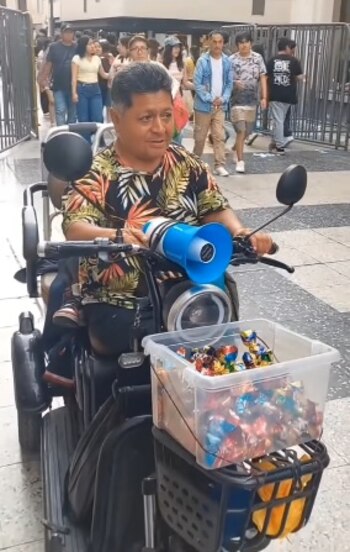 Pompinchú desplazándose en su ultimo vehículo por el Jirón de la Unión en Centro de Lima, fiel a su espíritu incansable. TikTok.