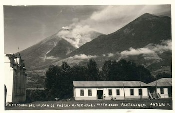 El nombre indígena Chi Q'aq' del Volcán de Fuego alude a "donde hay fuego" y sobrevivió a un intento colonial de rebautizarlo como Santa Catarina.