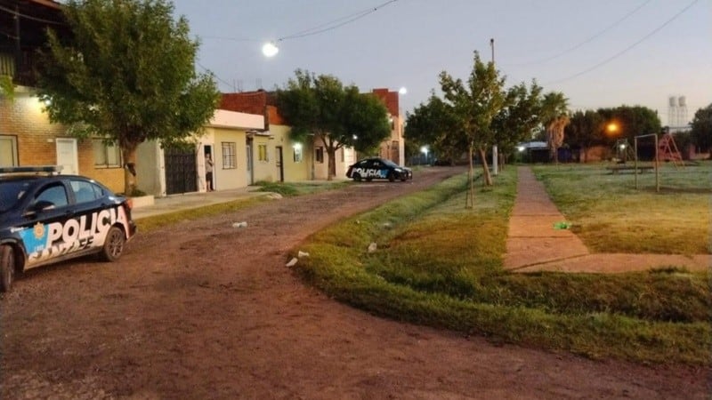 Vehículos policiales y residencias en el lugar donde un adolescente fue apuñalado fatalmente en Rosario. (Facebook Info Mate Santa Fe)