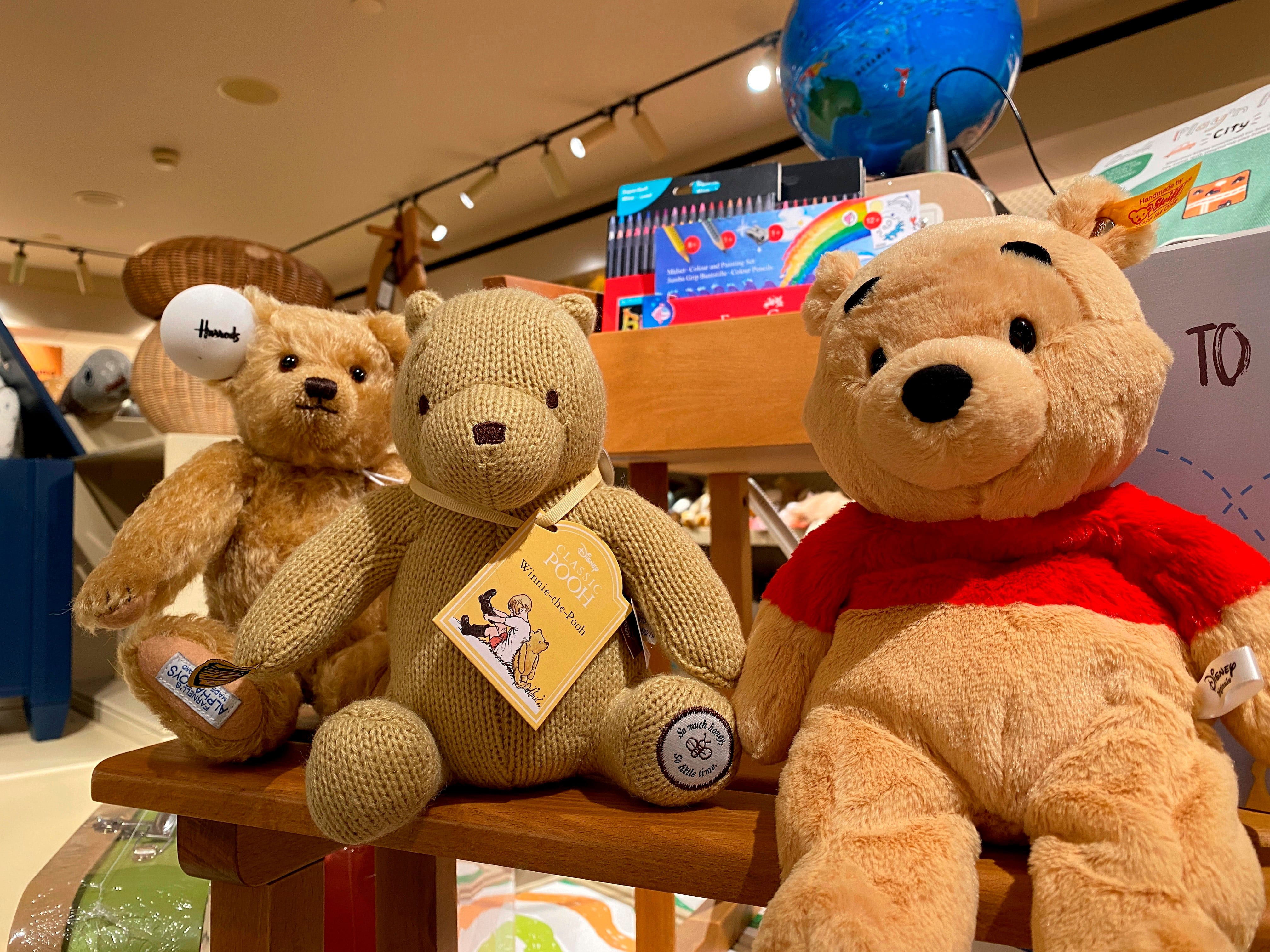 Las tres generaciones del peluche de Winnie the Pooh (EFE/Raúl Bobé)