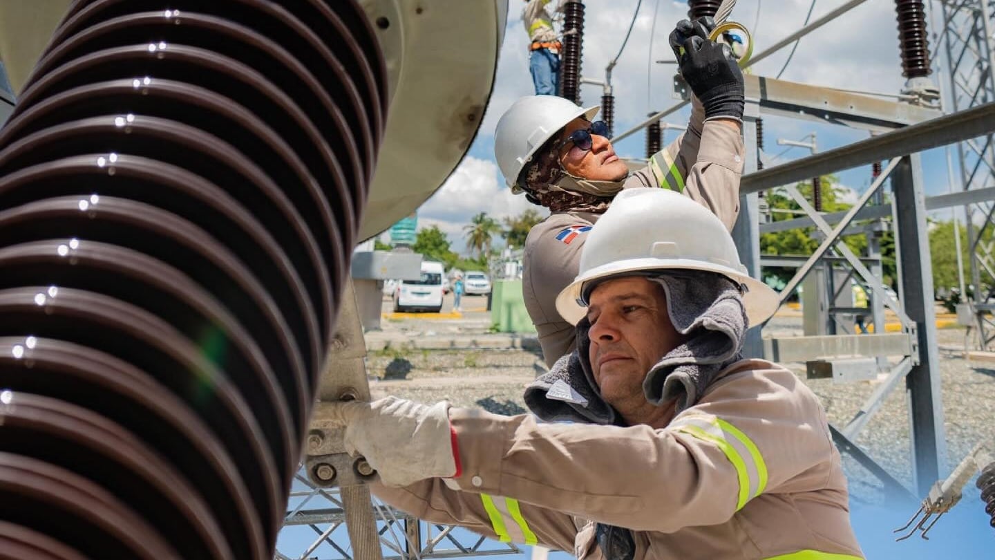 Técnicos supervisan la operación de una central de generación eléctrica en República Dominicana, reflejando el incremento en la inyección de energía al SENI durante el primer trimestre de 2026. /(Foto cortesía Empresa de Transmisión Eléctrica Dominicana)