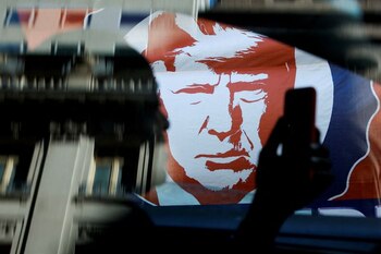 Una persona utiliza un teléfono inteligente después de la acusación del expresidente de Estados Unidos Donald Trump por un gran jurado de Manhattan a raíz de una investigación sobre el dinero pagado a la estrella porno Stormy Daniels, en la ciudad de Nueva York, Estados Unidos. 3 de abril, 2023. REUTERS/Amanda Perobelli