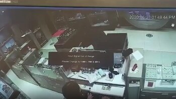 Criminales rompieron pared en centro