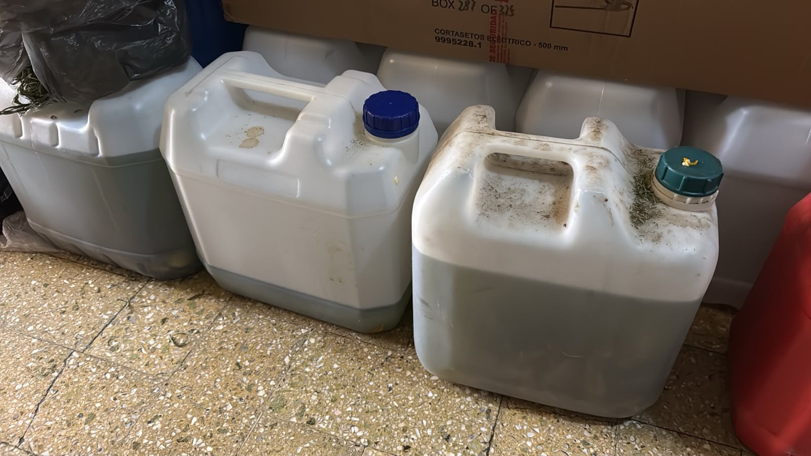 La investigación comenzó tras el hallazgo de una botella de “FERNNABIS” en las inmediaciones de locales bailables de Ramos Mejía