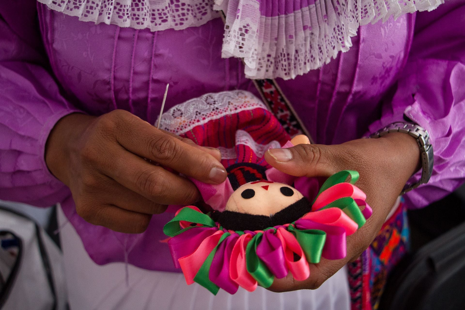 Durante el panel, se planteó que la cultura debe construirse desde el respeto a los sistemas ancestrales, la autonomía de los pueblos indígenas y la reciprocidad, y que su sostenibilidad depende de financiamiento real, relevo generacional y protección de la autoría colectiva. (FOTO: ANDREA MURCIA /CUARTOSCURO.COM)