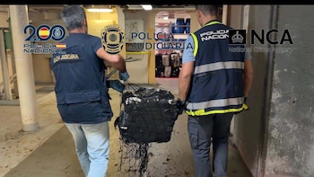 Intervenidas cinco toneladas de cocaína y tres detenidos en un portacontenedores frente a las Azores