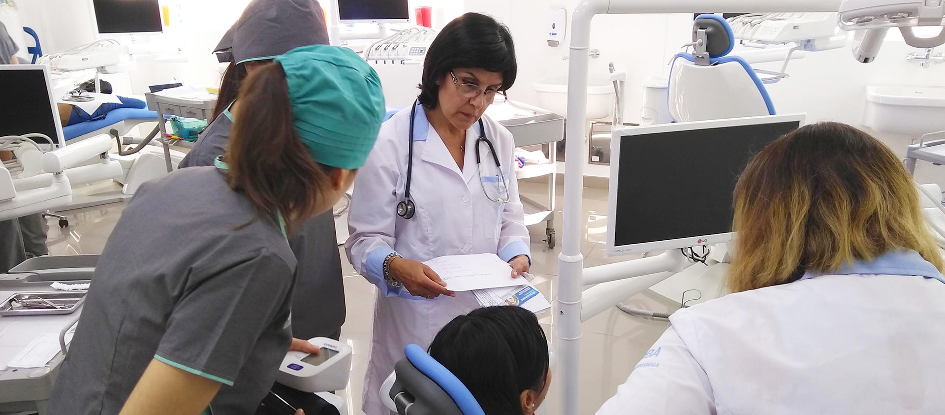 La Facultad de Odontología cuenta con más de 700 puestos de atención, lo que permite gran cantidad de pacientes en simultáneo. Ahora mismo se forman filas de más de dos cuadras para entrar