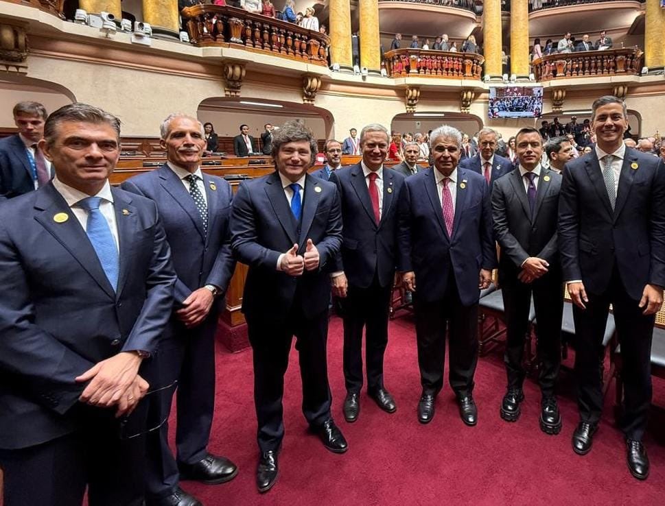 Milei quiere capitalizar el momento regional y armar una “cumbre azul” con líderes de derecha en la Argentina