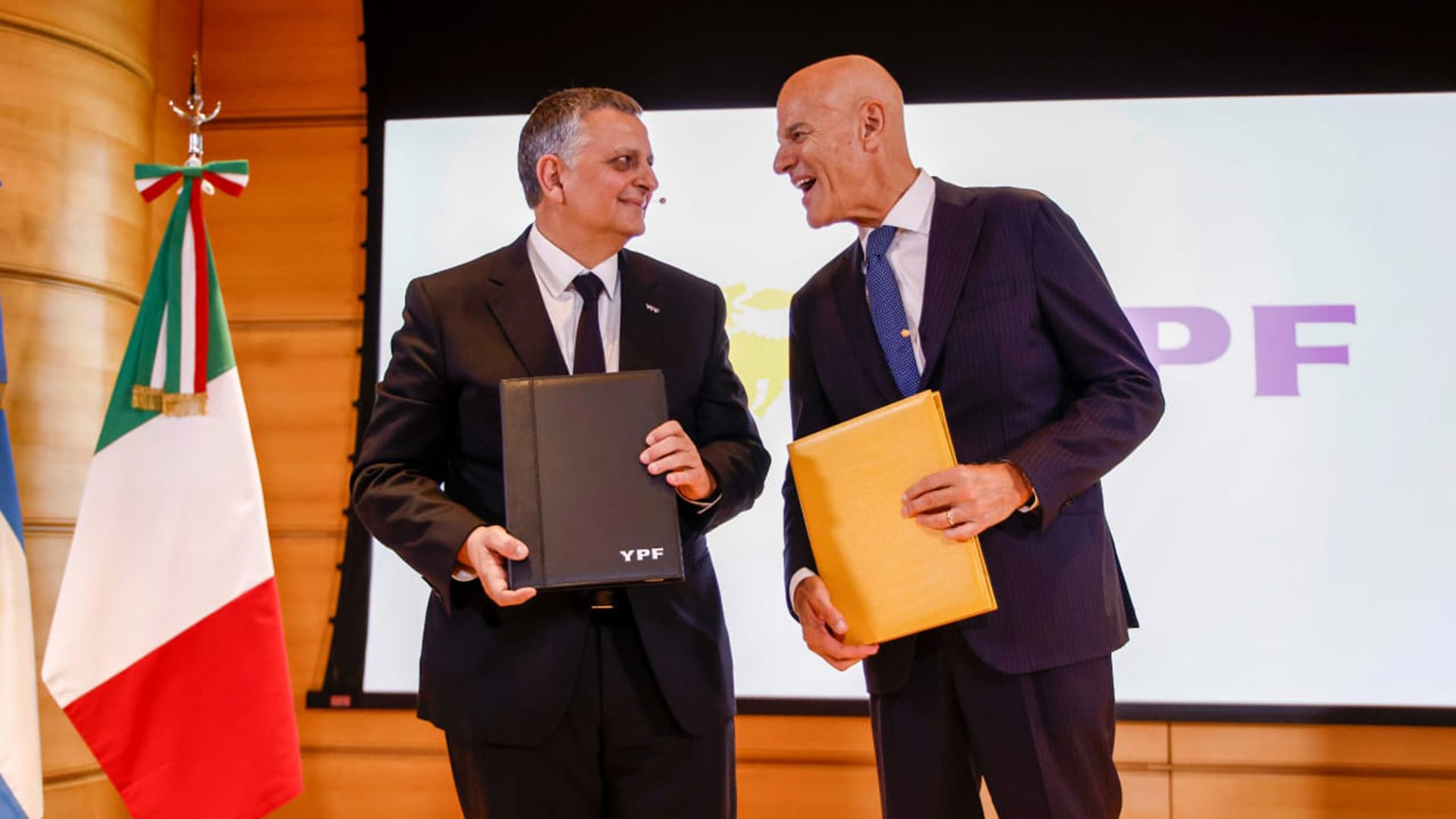 Horacio Marín, presidente y CEO de YPF, junto a Claudio Descalzi, CEO de ENI