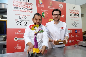 El chef mexicano David Quevedo, ganador del V Campeonato Mundial de Tapas, y el chef español Alejandro San José, vencedor del XVII Concurso Nacional de Pinchos y Tapas (Foto: EFE/Nacho Gallego)