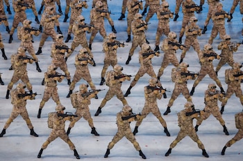 Artistas con uniformes militares participan