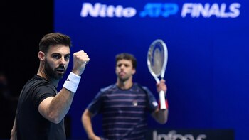 Puño en alto del español