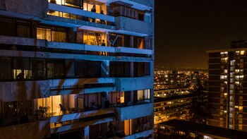 Personas en sus balcones en