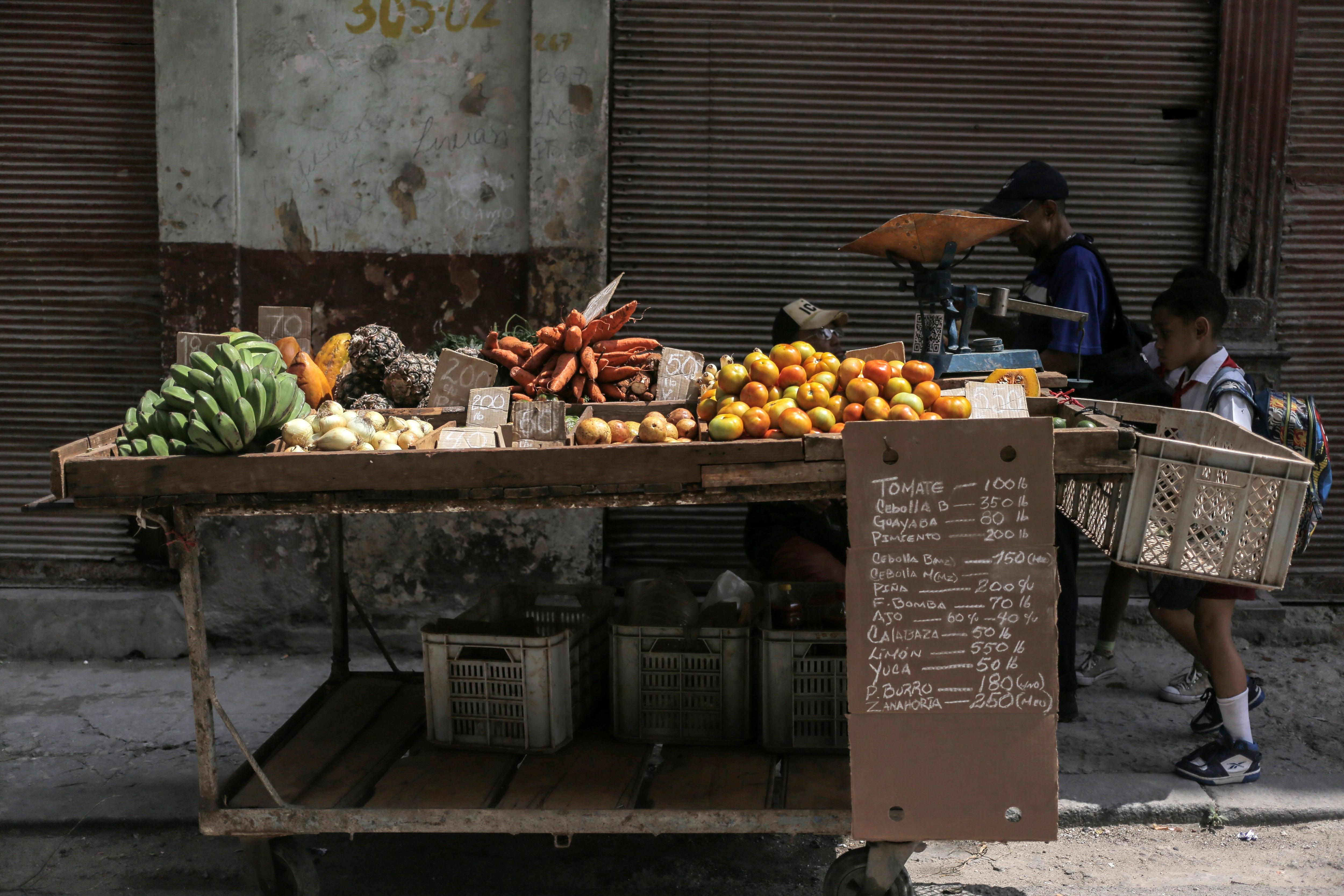 Productos a la venta en un carro en La Habana, Cuba (AP Foto/Ariel Ley/Archivo)