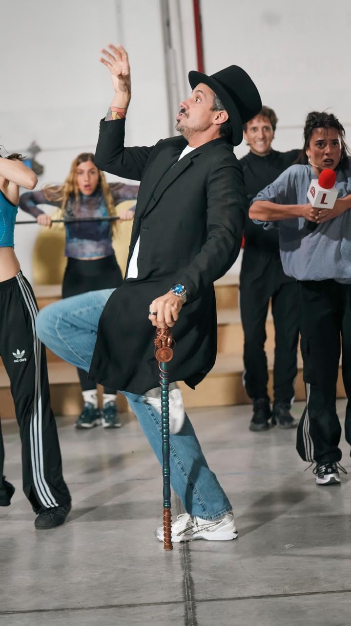 Agustín Rada Aristarán protagoniza como Willy Wonka en el esperado estreno de Charlie y la Fábrica de Chocolate (Crédito: @pochoph)