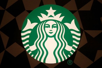 FOTO DE ARCHIVO: El logotipo de Starbucks en la puerta del servicio de entrega Green Apron en el Empire State Building en el barrio de Manhattan de Nueva York, Estados Unidos, 1 de junio de 2016. REUTERS/Carlo Allegri