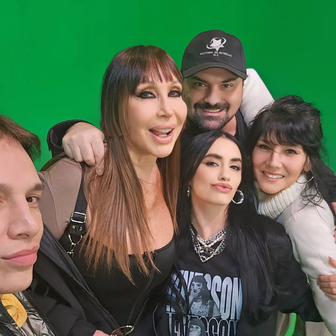 Moria Casán y su amiga Zeta posan junto a Lali Espósito, Galo y Maxi Cardaci