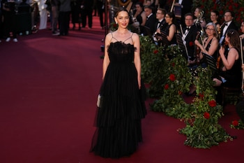 En las premiaciones, Clarke alterna entre el glamour hollywoodense y el romanticismo (REUTERS/Hollie Adams)