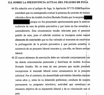Un escrito impreso en blanco y negro con párrafos numerados, fragmentos de texto tachados en negro y un encabezado en mayúsculas
