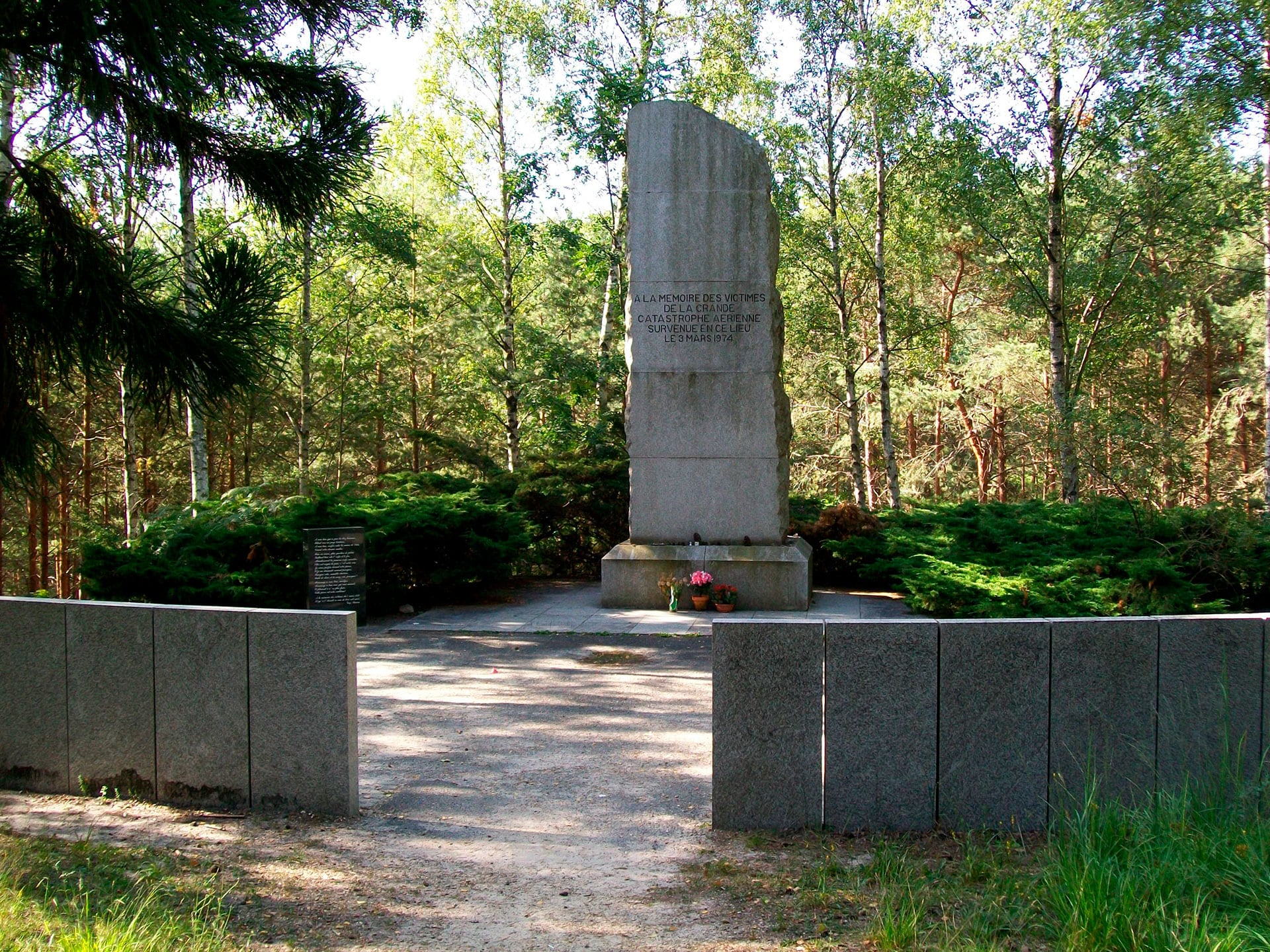 El monumento en homenaje a las víctimas del accidente del vuelo 981 de Turkish Airlines (Wikipedia)