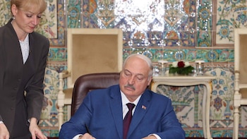 Bielorrusia indulta al premio Nobel