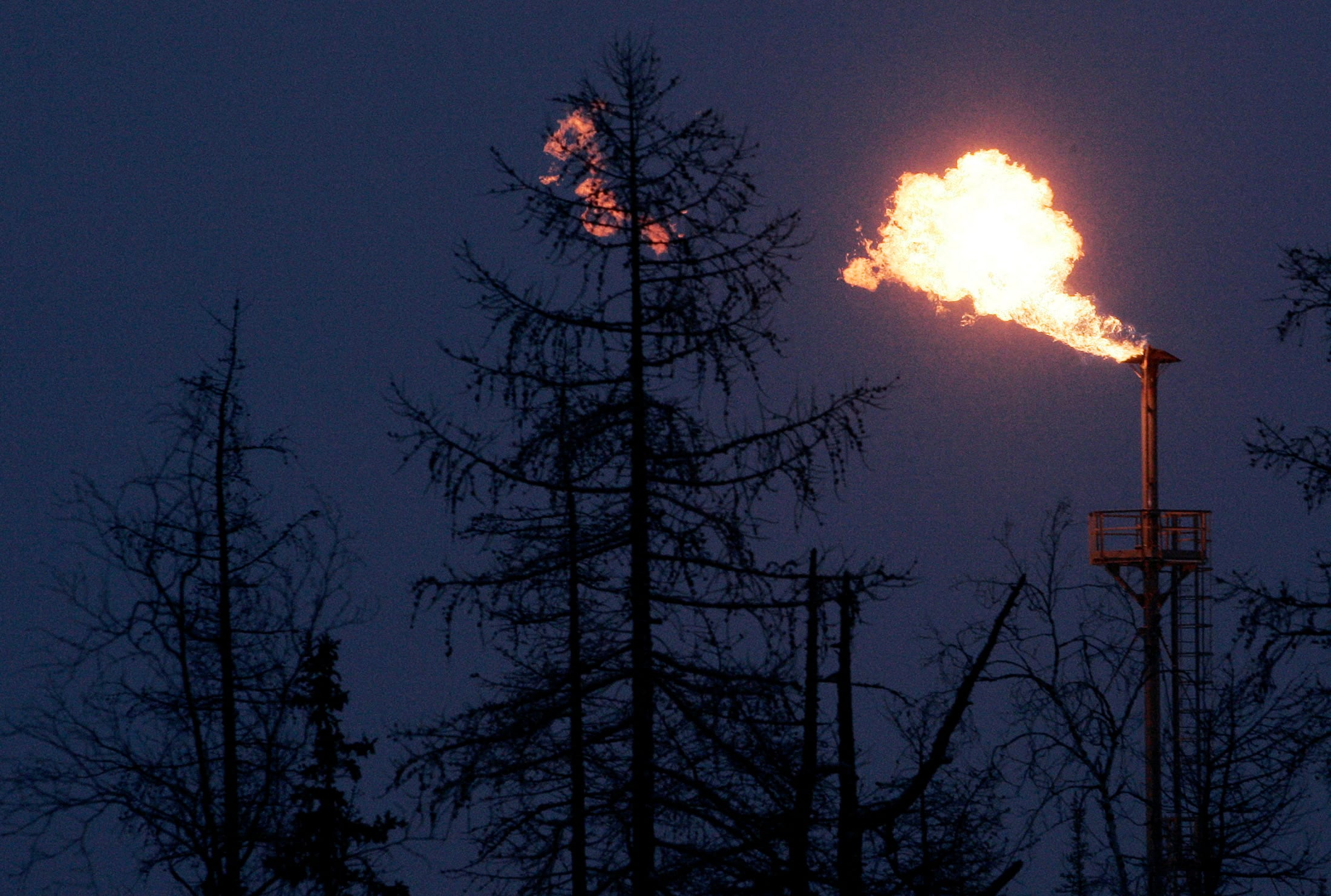 FOTO DE ARCHIVO: Se observa una antorcha de gas en el recién inaugurado yacimiento de petróleo y gas de Yuzhno-Rússkoye, a unos 200 km (124 millas) de la localidad de Novy Urengoy, el 18 de diciembre de 2007 REUTERS/Denis Sinyakov (RUSIA)/Foto de archivo