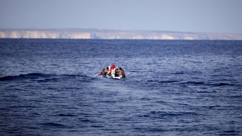 Mueren dos personas, entre ellas un niño, por el hundimiento de una barca con migrantes frente a Túnez