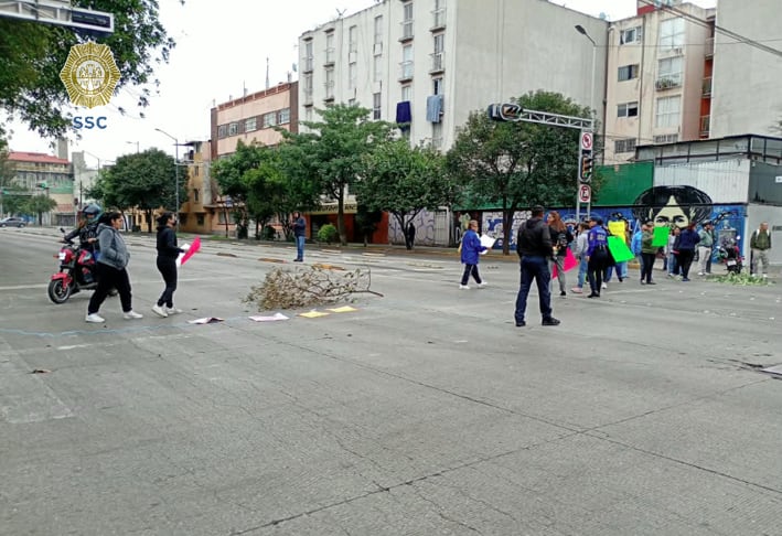 Manifestantes procedentes de calle Zaragoza bloquearon Eje 1 Poniente Guerrero (X@OVIALCDMX)
