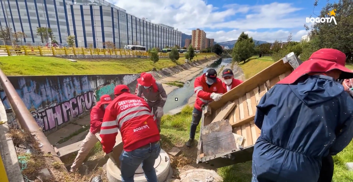 Cerca de 40 funcionarios participaron en el operativo en Bogotá para despejar el espacio destinado al tránsito peatonal - crédito Secretaría de Seguridad Bogotá