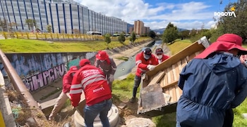 Cerca de 40 funcionarios participaron en el operativo en Bogotá para despejar el espacio destinado al tránsito peatonal - crédito Secretaría de Seguridad Bogotá