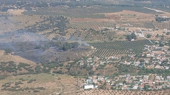 Declarado incendio forestal en Linares que moviliza a dos medios aéreos y seis grupos de bomberos
