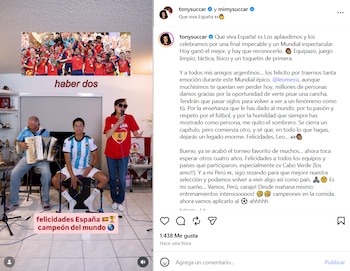 Un hombre con acordeón, un joven con camiseta de Argentina en cajón, una mujer con camiseta de España cantando con micrófono. Una pantalla muestra al equipo español de fútbol celebrando