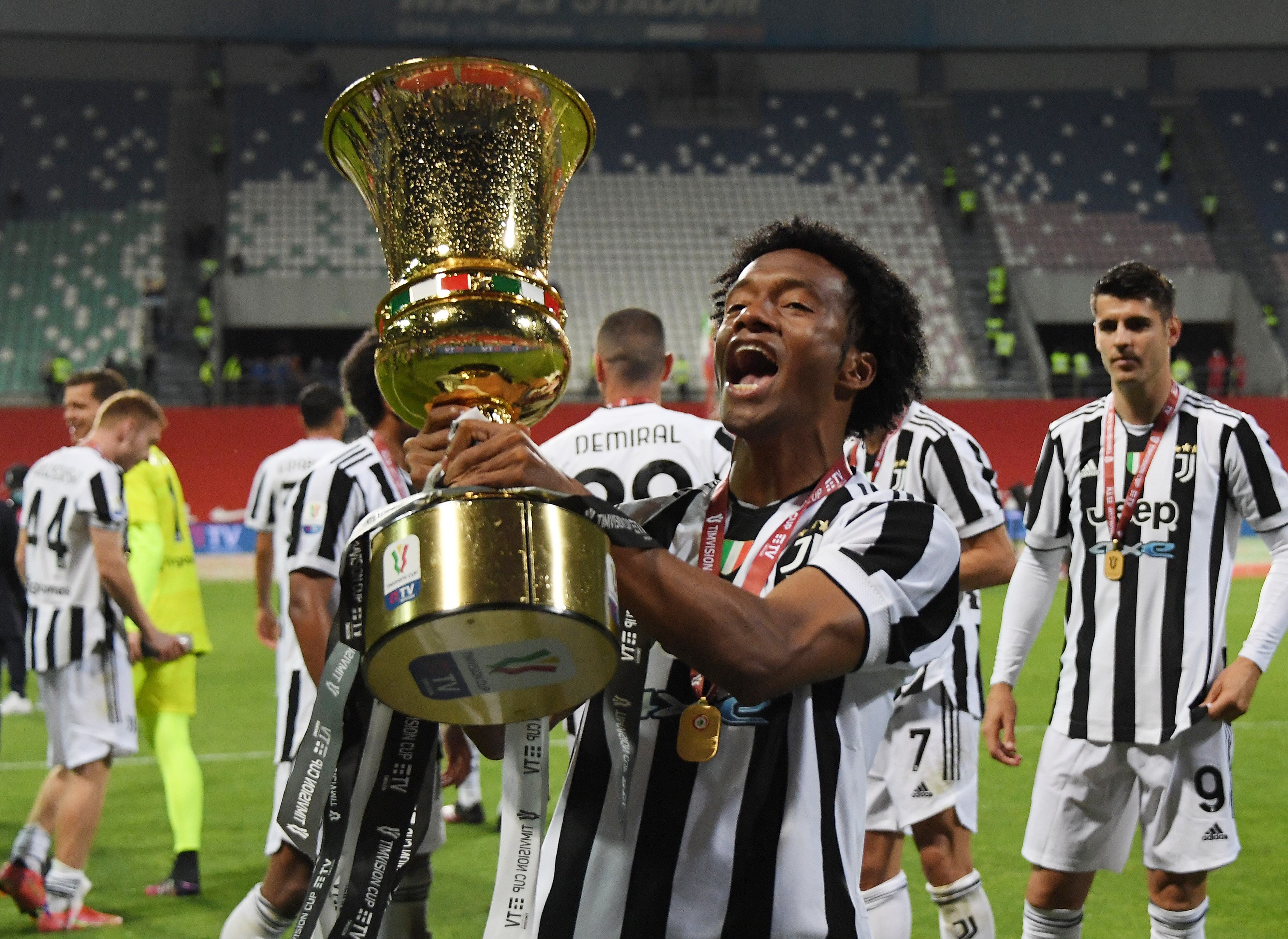 Juan Guillermo Cuadrado levantando la Coppa Italia en la temporada 2019-2020 - crédito Alberto Lingria / REUTERS