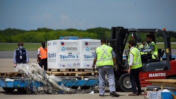 Apenas aterrizó comenzó la descarga