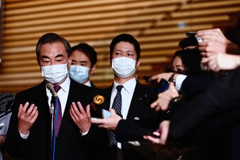 El ministro chino de Exteriores, Wang Yi (i) atiende a los medios de comunicaci�n tras su entrevista con el el primer ministro japon�s, Yoshihide Suga en Tokio. EFE/EPA/BEHROUZ MEHRI
