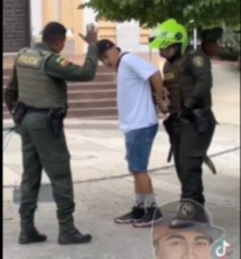 Agentes de policía casi se
