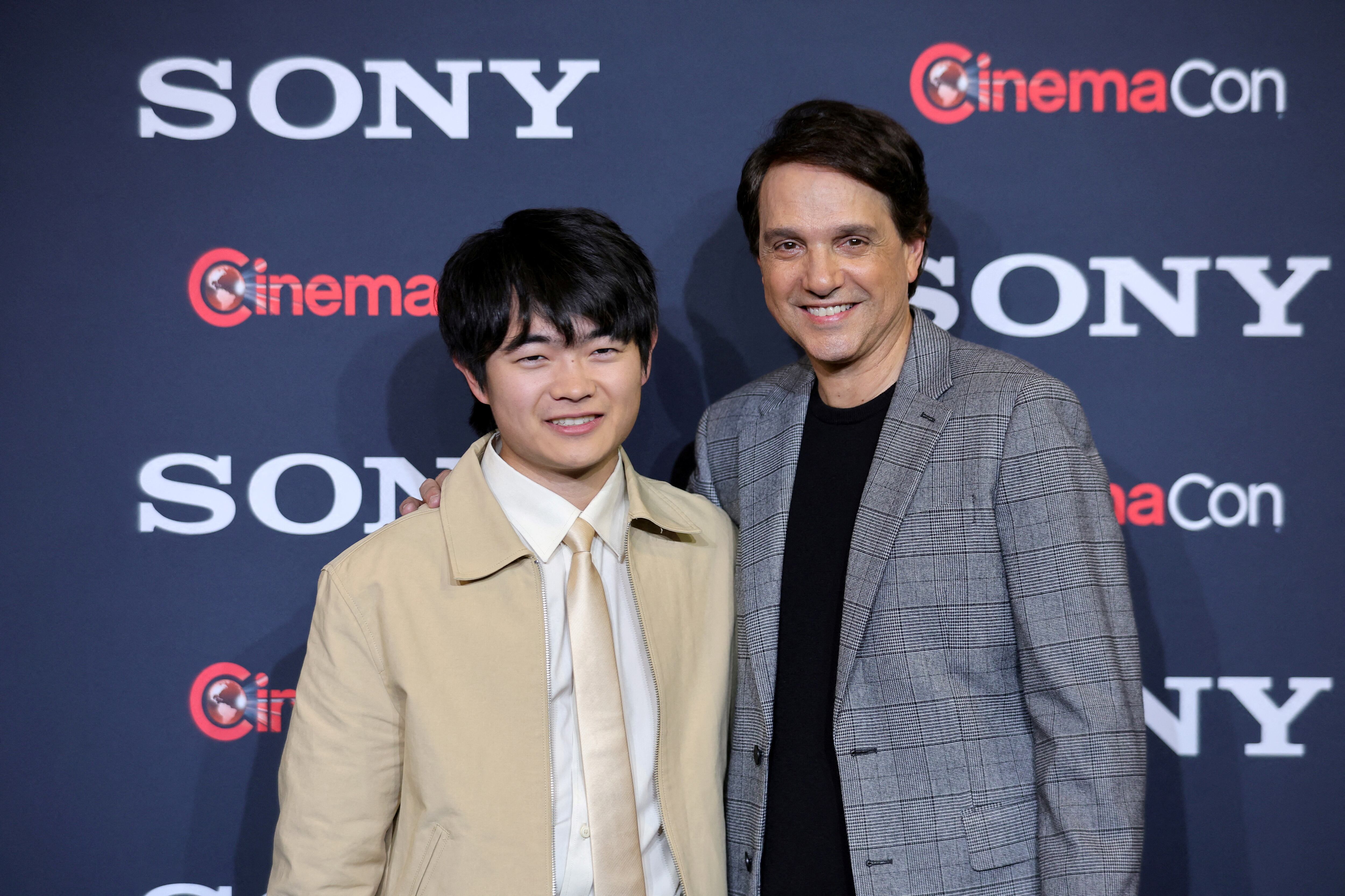Ben Wang y Ralph Macchio posan mientras promocionan la próxima película