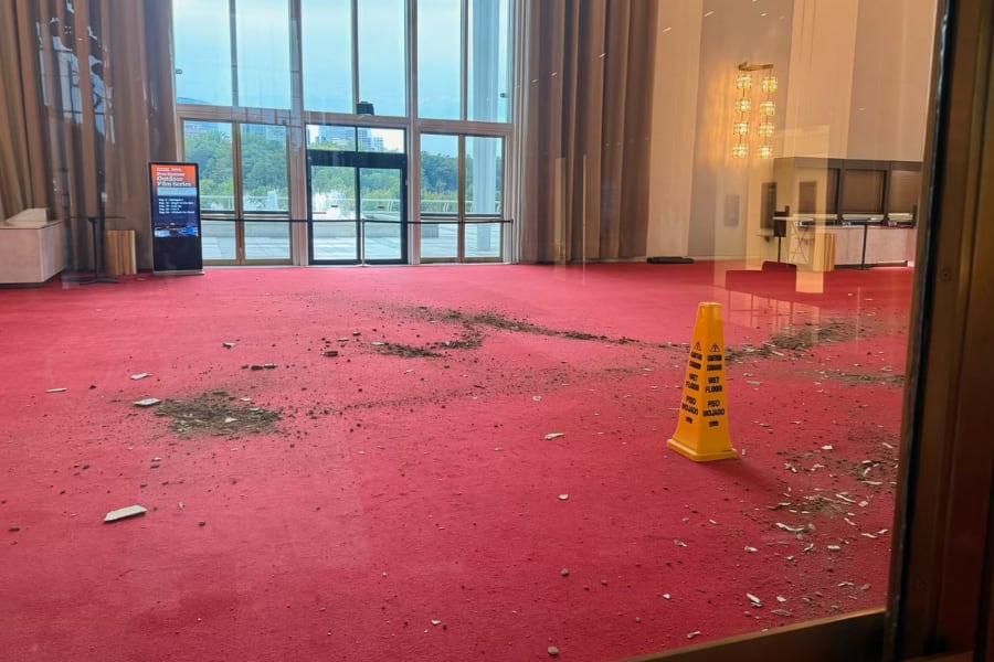 El derrumbe ocurrió mientras continúa la disputa judicial por el plan del directorio alineado con Trump para cerrar el Kennedy Center dos años y ejecutar obras por más de USD 250 millones (Instagram: @officialtkc).